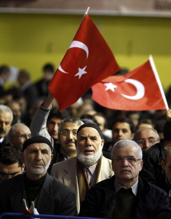 Anadolu Gençlik Derneği, yılbaşı kutlamalarına alternatif olarak 'Mekke'nin Fethi ve Kuran Ziyafeti' adlı etkinlikler düzenledi. Ülke genelinde 200'ü aşkın yerde yapılan fetih şölenine katılımlar yüksek oldu.
