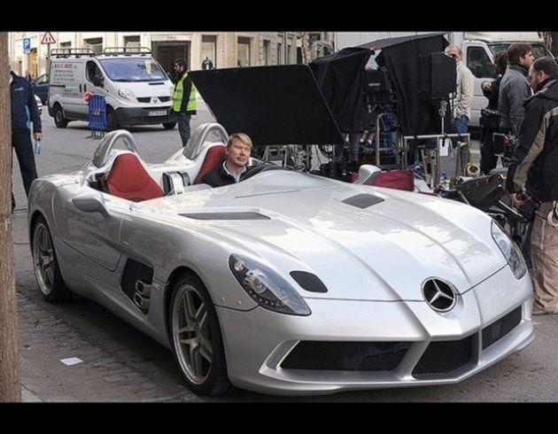 Mika Hakkinen Mercedes McLaren SLR Stirling Moss edition'ın direksiyonunda. Sadece 75 adet üretildi. Tavanı ve ön camı yoktu. Bu muhteşem otomobil 640 beygir güç üreten V8 motoruyla 400 km/s hıza çıkabiliyordu.