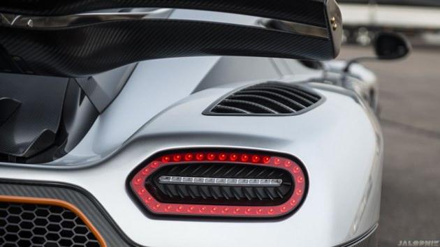 <p>(Haber7) Gözler ne Ferrari, ne Bugatti, ne de Lamborghini''deydi. İsveçli otomobil üreticisi Koenigsegg'in yeni canavarı Cenevre'nin yıldızı oldu.</p>