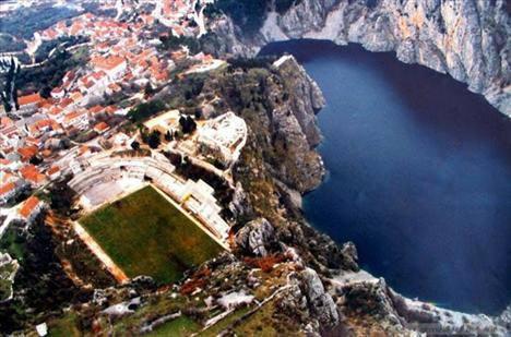 <p>Hırvatistan; Gospin Stadyumu 1989 yılında inşa edilen bu stadyumu bölgenin doğal yapısını bozmadan inşa etmişler.</p>