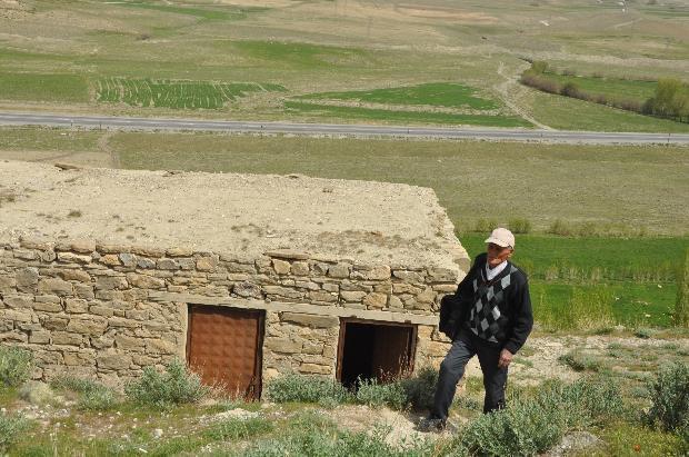 ABD'de sempozyumlara davet edilen Dünyadaki profesörlerin referans gösterdiği, her kitabeyi okuyabilen ve tercüme eden 74 yaşındaki Mehmet Kuşman şimdi Çavuştepe Kalesi'nin girişinde, eskiden kazıevi olarak kullanılan taş kulübede hayat mücadelesi veriyor.