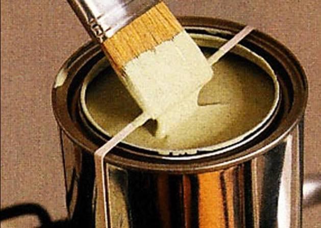 Fır&ccedil;adaki fazla boyayı etrafa damlatmamanın &ccedil;ok basit bir yolu var. Herhangi bir lastiği boya kutusuna bu şekilde takmanız yeterli.