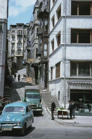 <p>Indiana Üniversitesi, Charles W. Cushman fotoğraf koleksiyonundan eski İstanbul fotoğrafları çıktı. Günümüze kıyasla daha tenha görülen İstanbul'un bu fotoğrafları 1965 yılında çekilmiş.</p>