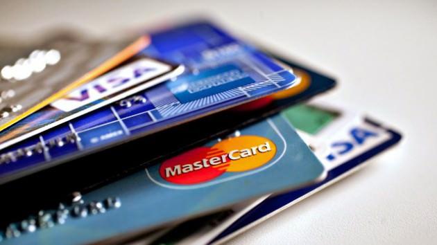 1- Bankadan Arıyoruz Diyerek Dolandırıyorlar: “Cep telefonumdan aranıldım ve kredi kartımın olduğu bankada çalıştığını söyleyen kişi kredi kartlarımızı düzenli ödediğim için hediye kazandığımı söyledi. Kredi kart numaranız şu mu dedikten sonra kesinlikle hediye için para ödemeyeceksiniz diyerek kart bilgilerimi aldılar. Telefon konuşmasının hemen ardından bankayı arayıp herhangi bir hesabımdan para çekilip çekilmediğini çekilmediyse çekime kartımı kapamalarını söyledim ama geç kalmışım 229 TL hesabımdan çekilmiş.4 aydır ne paramı ödediler ne de hediyeyi verdiler.”
