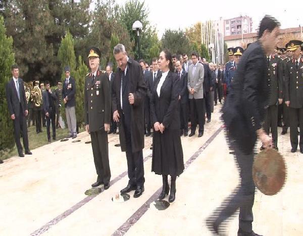 Atat&uuml;rk Anıtı'nda Belediye Başkanının duracağı yeri g&ouml;steren tabelayı Ak Parti Diyarbakır Milletvekili Oya Eronat ayağı ile iterek, onun yerine Milletvekili tabelasını koydu. 