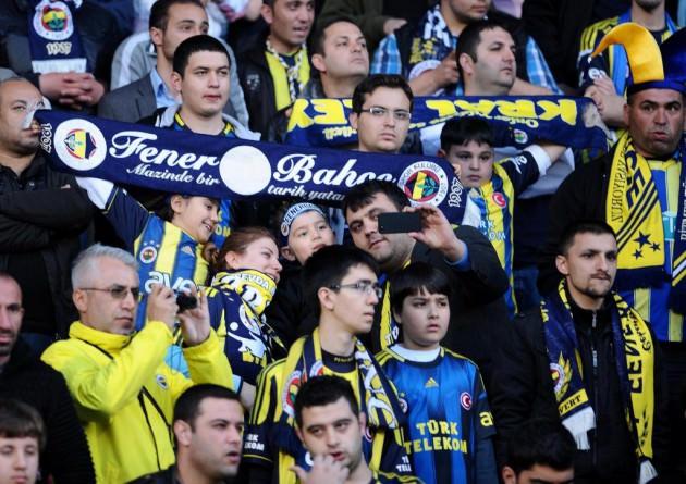 Galatasaray, 23 Nisan'da liderlik koltuğunu 1 günlüğüne Fenerbahçe'ye vereceğini borsaya bildirdi! 