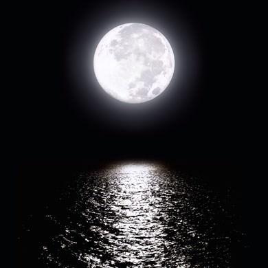 Bir g&ouml;l&uuml;n &uuml;zerinde dolunayın yansımasını izleyin.