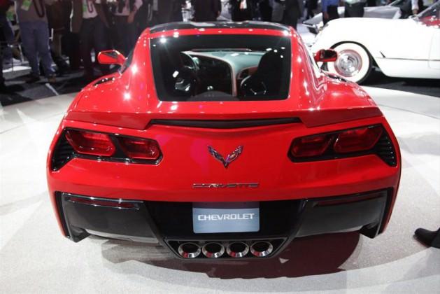 Düz vites seçeneği de sunulan Corvette Stingray'de, en yeni Porsche 911’de olduğu gibi, 7 vitesli şanzıman vites düşürüldüğünde motor devrini küçük vitese göre gaz vererek ayarlayabiliyor.