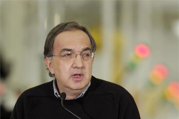 <p><strong>Sergio Marchionne</strong><br />Fiat CEO'su. Otomobil d&uuml;nyasının en başarılı CEO'larından Marchionne, Fortune dergisine verdiği r&ouml;portajlarından birinde g&uuml;nde sadece 4 saat uyuyarak &ccedil;alıştığını belirtmişti. Ayakta kalmak i&ccedil;in yoğun şekilde kahve ve sigara t&uuml;kettiğini de s&ouml;ylemişti.</p>