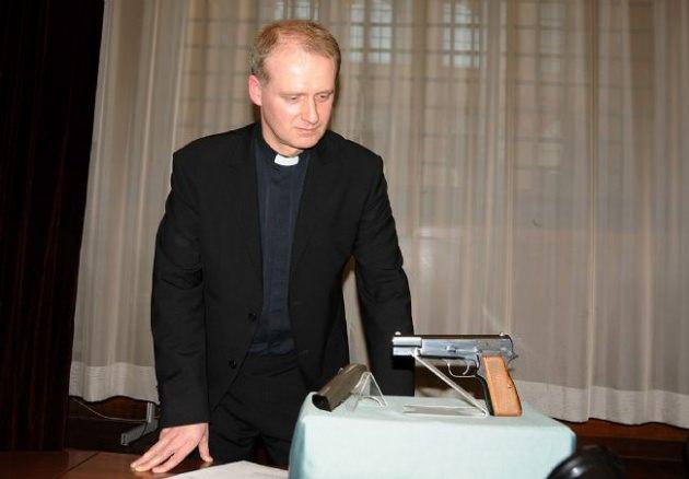 2005&rsquo;te yaşamını yitiren ruhani liderin aziz ilan edilmesine az bir zaman kala, ilk kez sergilenmek &uuml;zere Polonya&rsquo;daki bir m&uuml;zeye g&ouml;t&uuml;r&uuml;lecek olan tabancanın, bu m&uuml;zenin yetkililerine teslim t&ouml;reni d&uuml;zenlendi.