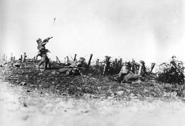<p>23. Bir Alman askeri neresi olduğu tam bilinmeyen bir muharebe alanında düşman mevzilerine el bombası fırlatırken</p>

