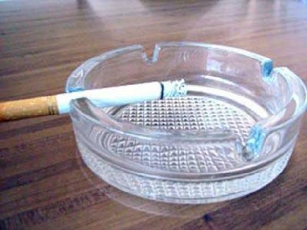 R&uuml;zgarlı havalarda k&uuml;ller u&ccedil;masın diye k&uuml;ll&uuml;ğe su koyar.