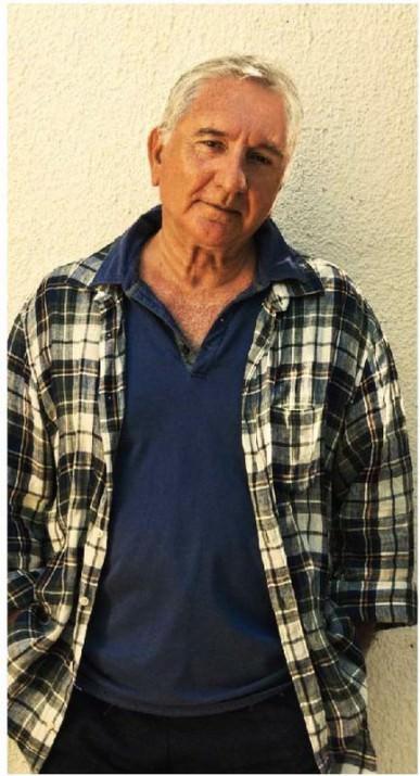 <p><strong>ALİ POYRAZOĞLU</strong><br />Bildiğim bir sağlık sorunu yoktu. Ama yaş 77 bir şeyler sürpriz biçimde çıkabilir. Her ölüm anidir, her ölüm erkendir. Bu durumlarda anı anlattırılması beni çok gerer ve rahatsız eder. Seyirciler hafızlarına sormalı. Ondan neler öğrendim, bende bıraktığı çizgiler nelerdir. Onu ıskaladım mı, ıskalamadım mı diye izleyenler kendilerine sormalı. Bence evet her ölüm erken bir ölümdür ama ölüp gitmeden önce oyuncuları, heykeltıraşları, yönetmenleri ölmeden önce ıskaladım mı, ıskalamadım mı diye düşünmeliyiz. Başımız sağolsun.</p>