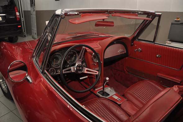 Eyyüp ve Eren Soyel kardeşler kendilerine ait Es Garaj Oto Dizayn mağazasında, ilk günkü gibi orijinal hale getirdikleri 1938 model Opel Admiral ve 1964 model Chevrolet Corvair’i meraklıları için sergiliyor...