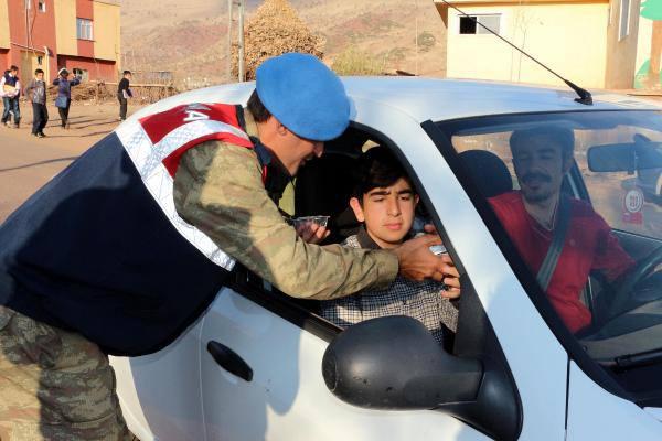 Aşure ikram edilen vatandaşlardan Erkan Subaşı, "Askerlere çok teşekkür ederim. Çok güzel bir etkinlik, böyle devletle millet iç içe olması çok sevindirici bir şey. Barış olsun, kardeşlik olsun, herkes mutlu olsun" dedi.