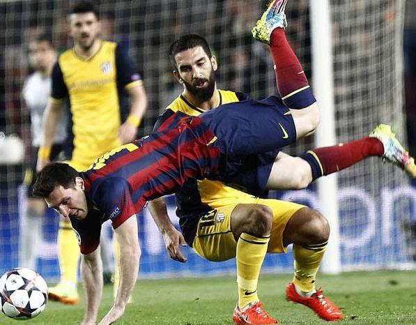 Arda Turan, maçın ikinci yarısında bir pozisyonda Messi'ye sert bir harekette bulundu.