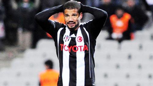BEBE Manchester United’ın evsizler barınağında bularak keşfettiği, sonrasında satın alma opsiyonuyla birlikte Beşiktaş’a kiraladığı Bebe sezon başında siyah beyazlılardan ayrıldı. Türkiye macerası öncesinde Şampiyonlar Ligi’nde Kırmızı Şeytanlar’ın forması ile sahaya çıkan ve gol bile atan Portekizli oyuncu, Türkiye sonrasında ise kayıplara karıştı. A takımda oynama şansı bulamayan genç oyuncu 1 kez rezerv takım ile sahaya çıktı.