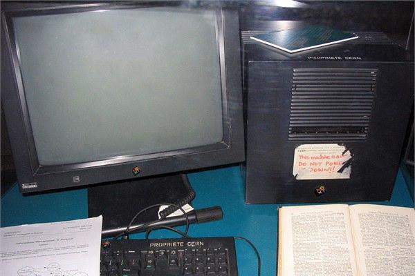 <p>1989</p>
<p>12 Mart 1989'da CERN bilimadamlarından İngiliz Tim Berners-Lee "World Wide Web (WWW) fikrini ortaya atarak internetin kuruluşu için gerekli kodları hazırladı. Fotoğrafta dünyanın ilk internet sunucusu görülüyor.</p>