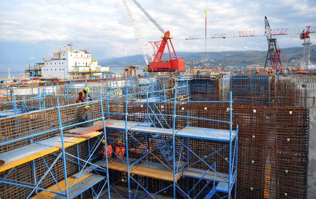 <p>Çakılan kazıkların üstüne konulacak beton zeminler bu kazıklara bağlanmayacak.</p>