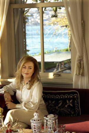 Demet Sabancı Çetindoğan Richmond College B.A. İşletme Bölümü'nü bitirdi.