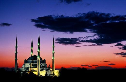 Sinan'ın şaheseri Selimiye: Edirne Selimiye Camii, Mimar Sinan'ın başyapıtlarindan biri. Aynı zamanda Osmanlı-Türk mimarisinin de doruk noktası. İçeride bulunan çinilerin, hatların, mermerlerin ve işlemelerin hepsi ise ayrı bir sanat eseri.