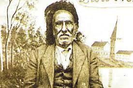 Zaro Ağa... 1777'den 1934'e dek süren koca bir ömür... Toprağa verilirken, torununun torunlarından biri şöyle bağırıyordu: "Hoy hooy öldü babam! Dünyasına doyamadan gitti!" Kaynak:SABAH