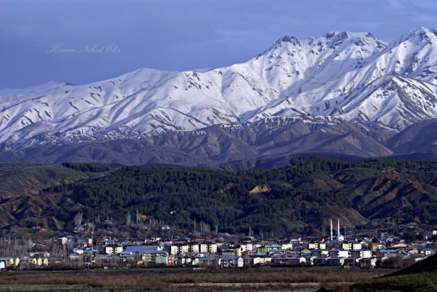 <p>Ünlü gezgin, Bingöl yaylalarında bulunan bitki türlerinden, çok çeşitli çiçeklerden, göllerden ve bu göllerde yetişen balık türlerinden hayranlıkla söz eder ve göllerle ilgili efsaneleri dile getirir.</p>