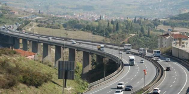 Avrupa'yı, Kafkaslar ve Ortadoğu'ya bağlayan Türkiye'de, batıdan doğuya kesintisiz ulaşım imkanı sağlayacak otoyol ağının 2023'e kadar tamamlanması planlanıyor. Karayolları Genel Müdürlüğü'nün toplam 65 bin 644 kilometre olan karayolu uzunluğunun 2 bin 244 kilometresini otoyollar oluşturuyor.
