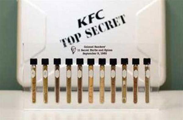 KFC'nin 11 şifalı otu ve sosları - KFC firmasının men&uuml; sırları 1930'lu yıllarında benzin istasyonu işleten Harland Sanders'ın m&uuml;şterilerine sattığı tavuklardan geliyor. Kentucky Corbin'den &ccedil;ıkan bir başarı hikayesi. 1936'da savaş sırasında askere katılmamasına rağmen başarılarından dolayı eyaletinden madalya bile almış. Bu alandaki başarılarını devam ettiren Sanders bir restoran zinciri kurmaya başlar ama asıl şirketin en b&uuml;y&uuml;k kozlarından biri 11 şifalı ot ve &ouml;zel sosları olur. Kim biliyor? Coca Cola firmasında olduğu gibi sadece 2 y&ouml;netici bu sırrı biliyor. Nasıl sır olarak saklanabiliyor? KFC'nin ana şirket binasında sır saklanıyor. G&ouml;revimiz Tehlike'den Tom Cruise gelse bu form&uuml;l&uuml; alamayabilir &ccedil;&uuml;nk&uuml; &ccedil;ok iyi bir şekilde korunuyor. Ana &uuml;ssteki g&uuml;venlik şefinin a&ccedil;ıklamarına g&ouml;re, sırrın korunduğu yerin tanımı ş&ouml;yle: "2 metre kalınlığında duvarları olan bir oda, heryeri kameralarla dolu, 7/24 silahlı g&ouml;revliler hazırda tutuluyor, 2 farklı anahtarı, 2 farklı PİN şifresi" Evet bunlar bir tavuk i&ccedil;in yapılıyor ama d&uuml;nyanın en &ccedil;ok tavuk satan firması olduğu d&uuml;ş&uuml;n&uuml;l&uuml;nce garip ka&ccedil;mıyor.