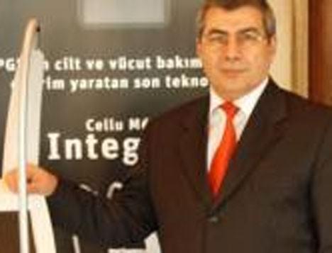 Dursun İNANIR / İnanır Şirketler Grubu Yönetim Kurulu Başkanı “Yeni spa işletmecilerine ihtiyaç var” Türkiye’de spa merkezlerine gidenlerin sayısı her geçen gün artıyor. Bu tür merkezler adeta günlük hayatın içine girdi. İnternet sitelerinde spa uygulamaları ve masaj satışları neredeyse yeme içme satışlarıyla başa baş gidiyor. Ancak spa’ların müşterileri arasında hala turistlerin sayısı çok fazla. Genel bir bakışla bile bu pazarın çok büyüyeceğini söylemek mümkün. Örneğin, İstanbul ve Anadolu'da çok miktarda otel yapılıyor. Bu otellerin hepsinde spa merkezi açılacak. Bu merkezleri işletecek girişimcilere ihtiyaç olacak. Güzellik merkezlerine gidenlerin sayısı da artıyor. Görünümüne önem veren, bakımlı ve genç görünmeyi isteyen kişiler için gittikçe daha fazla önem kazanıyor. Botoks, dolgu gibi medikal uygulamaların yanında cildin kalitesini artırıp fonksiyonlarını desteklemek üzere etkili cilt bakımları ve kozmetik kullanımı gün geçtikçe artıyor. Aynı şey vücut şekillendirme için de geçerli. Kozmetik firmaları da ilerleyen teknolojinin ışığında doğanın sırlarını daha etkin bir biçimde cilde aktarıyor. Tüm dünyada giderek artan trend doğal yöntemler ve ameliyatsız çözümlere daha fazla yönelmek şeklinde. 2013’te Türkiye'de de bu trendin daha fazla yayılacağını düşünüyoruz.