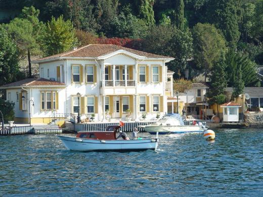 NURİ PAŞA YALISI Abdülhamit’in subaylarından biri olan Nuri Paşa tarafından 1895’lerde yaptırıldığı tahmin edilen binada uzun yıllar Rahmi Koç yaşadı. Rahmi Koç Kandilli’deki Kont Ostrorog Yalısı’na taşınınca bu yalıda oğlu Ali Koç oturmaya başladı. Binanın dekorasyonu sade bir şıklık sergiliyor. Dedikodulara göre yandaki yalının sahibi olan Marki Necib’in kızı Nuri Bey’in ressam olan oğlu Hami ile kaçmış.