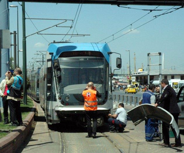 Kaza, Sirkeci Ankara Caddesi girişinde saat 12.00 sıralarında meydana geldi. Alınan bilgilere göre Aksaray istikametinde sefer yapan bir tramvay, ışıklarda belediye otobüsü ile çarpıştı.