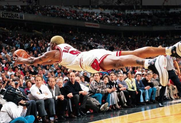 DENNIS RODMAN 7 Mart 1997 Chicago Bulls'un unutulmaz oyuncularından Dennis Rodman, Indiana Pacers ile oynanan bir maçta topu almak için adeta uçtuğu sırada böyle görüntülenmişti.