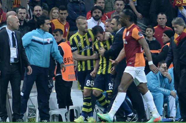 Melo birazdan hakemi bile oyundan attırabilir,ben diyim.