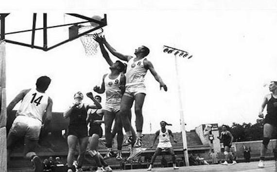 <p>1959 yılında Avrupa Basketbol Şampiyonası'na ev sahipliğini Türkiye yaptı. Karşılaşmalar ise İnönü Stadı'nda oynandı. Bulgaristan, belçika ve Yugoslavya ile aynı grupta yer alan Türkiye, üç maçını da kaybederek turnuvaya veda ederken; final grubunu lider tamamlayan Sovyetler Birliği şampiyon oldu.</p>