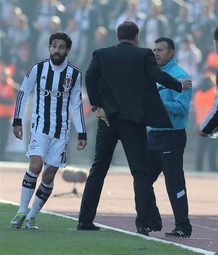 <p>4. hakem ile tartışan Bilic'in bu anları kameraya yansıdı...</p>