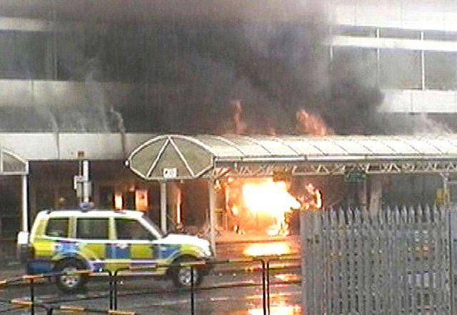 <p>30 Haziran 2007: İskoçya'nın Glasgow Havalimanı'nda intihar bombacısı arabasıyla terminal binasına girmeye çalıştı. Olayda saldırgan öldürüldü.</p>
<p> </p>