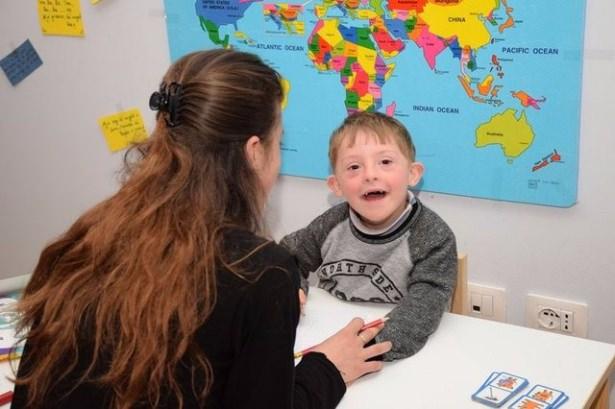 <p>11- DS’lu çocuklarda göz problemleri çok sık grülmektedir,doğumdan sonra gözde kırmızı (red refleks) bakılarak katarakt varsa göz doktoruna yönlendirilmelidir.</p>
