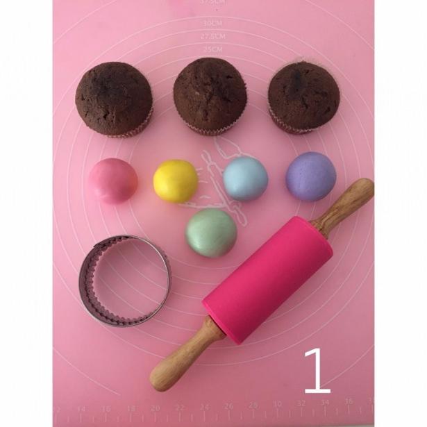 <p>23 Nisan, çocukların en özel günü olduğuna göre, en özel lezzetleri tattıkları gün de bugün olsa gerek, haksız mıyız? Eğlenceli cupcake'ler çocukların en sevdiklerindense; sizi bu renkli tarifi denemeye davet ediyor, miniklerle ortak çalışmanızı ve bu işi onlar için de eğlenceli bir aktivite haline getirmenizi öneriyoruz.<br />
<br />
<strong>Senem Tüysüz</strong>'ün hem göze hem damağa hitap eden lezzetli cupcake tarifini adım adım takip etmeye ne dersiniz? İşte 23 Nisan'a özel cup cake tarifi...</p>
