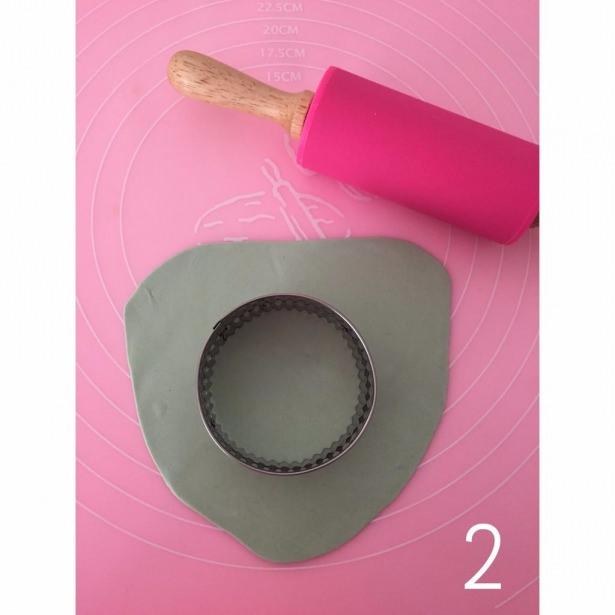 <p>250 gram oda sıcaklığında tereyağı<br />
2 su bardağı toz şeker<br />
1 kutu sıvı krema<br />
4 yumurta<br />
4 su bardağı un<br />
2 yemek kaşığı kakao<br />
1 paket kabartma tozu<br />
1 tutam tuz</p>

