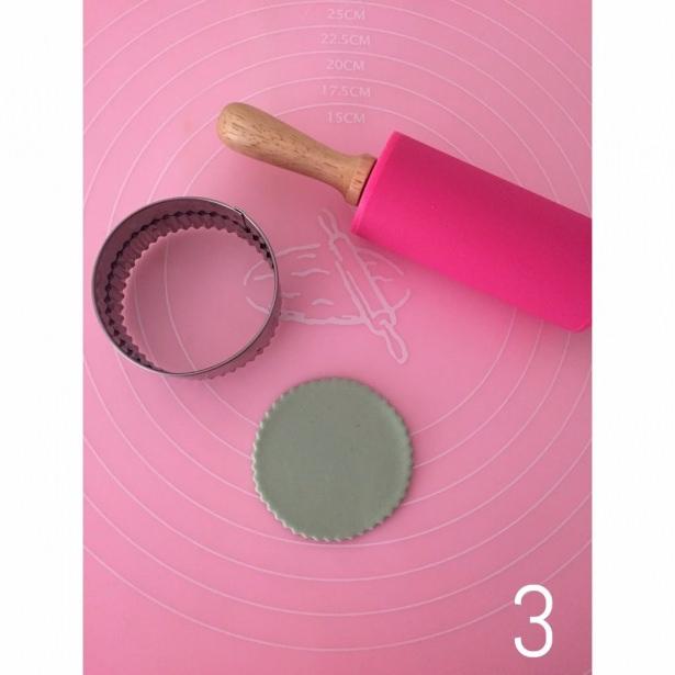 <p>Önceden fırın 180 dereceye ayarlanır. Cupcake kapsülleri tepsiye dizilerek hazırlanır. </p>

