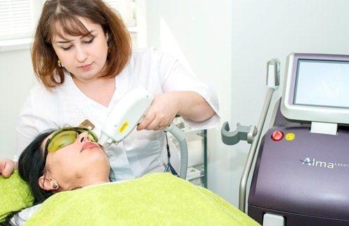 <p>Lazer operasyonuna başlamadan önce bronzlaşma ve solaryum konusunda cilt doktoruna danışılması gerekir. Çünkü işlemden 1,5 ay öncesine kadar cildin bronzlaşmaması gerekir.</p>