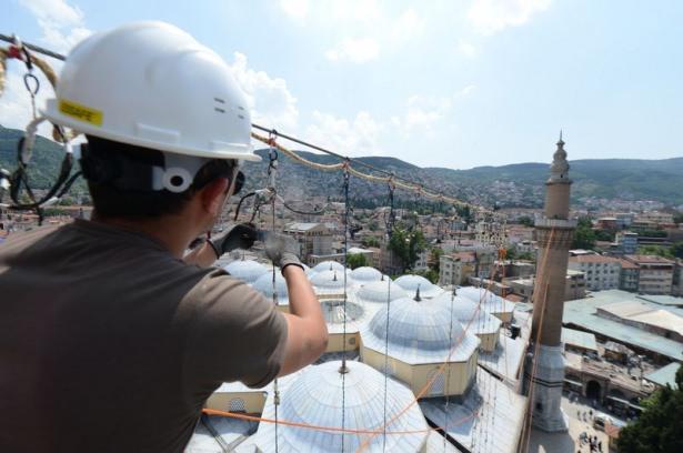 <p>Ramazan ayı gelenekleri arasında yer alan mahya, Bursa'daki tarihi Ulu Camii'ne de asıldı. Kahraman Yıldız ve ekibi tarafından İstanbul Vakıflar Bölge Müdürlüğüne ait atölyede hazırlanan mahya, Bursa'ya getirildi. "Ramazan kardeşliktir" yazılı ışıklı mahya, Ulu Camii'nin iki minaresi arasına monte edildi.</p>