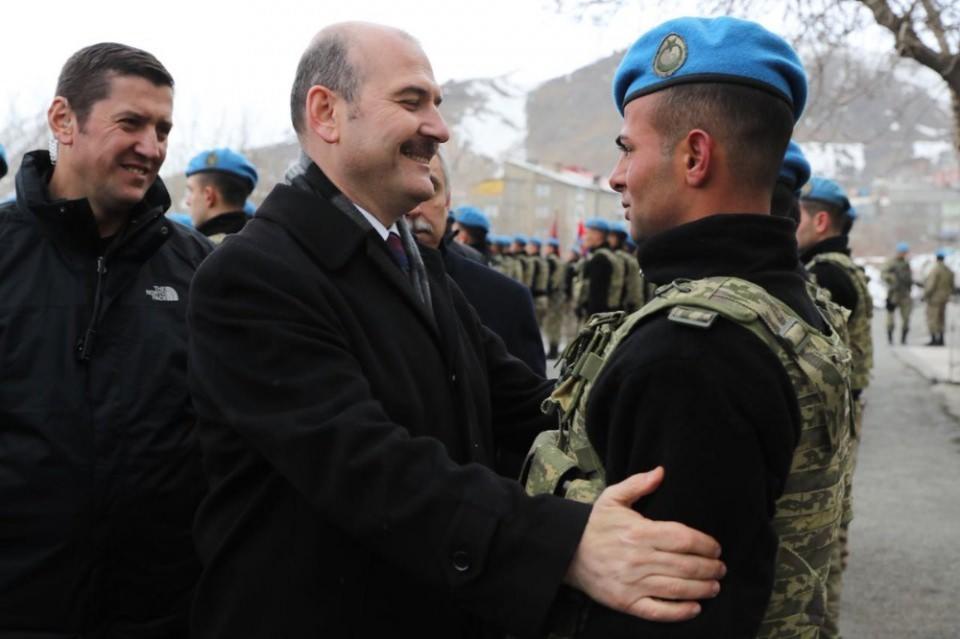 <p>Sabah saatlerinde özel uçakla Yüksekova Selahaddin Eyyübi Havalimanına gelen Bakan Süleyman Soylu ve beraberindeki Jandarma Genel Komutanı Orgeneral Yaşar Güler ile Emniyet Genel Müdürü Selami Altınok, ilçe merkezinde çeşitli ziyaretlerde bulundu. </p>
<p> </p>
