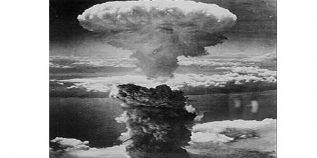 <p><strong>Hiroshima ve Nagazaki (1945)</strong><br />Amerikan Hava Kuvvetleri Arşivinden (1945) 6 Ağustos 1945′te Hiroshima semalarından kente atılan ‘Little Boy’ (Küçük Çocuk) 80 bin kişinin hayatına mal oldu. 9 Ağusto’ta da aynı bomba bu kez Nagazaki’ye atıldı ve 100 binden fazla kişinin ölümüne yol açtı. Bombanın etkileri ise kuşaklar boyunca silinemedi.</p>