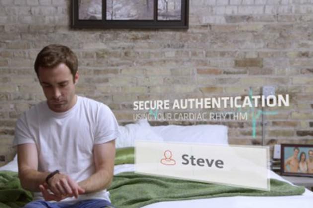 <p>ECG teknolojisi, bu süre boyunca sinyalleri depoluyor. Daha sonra bu sinyaller, imzanız olarak kaydediliyor. Cihazı kullanmak da oldukça basit. Kullanıcılar, bilekliğin üzerinde yer alan tuşu birkaç saniye basılı tutuyor. Bu sürede cihaz kalp atışlarınızı eşleştiriyor. Daha sonra bileklikle uyumlu olan cihaz ile bağlantı kuruluyor. Eğer bilekliği çıkarırsanız, eşleşen cihazlar otomatik olarak kilitleniyor.</p>