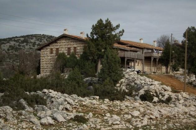 Selçuklular Dönemi'nde İpek Yolu'nun güvenliğini sağlamak amacıyla kurulan Sarı Hacılar Köyü'nde tarihi binalar restore ediliyor
