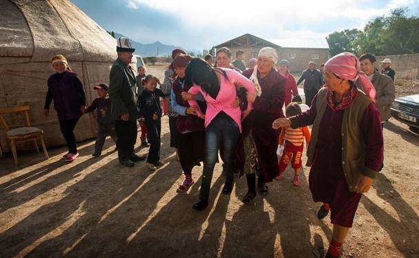 <p>Daha da enteresanı ise bu olayın ger&ccedil;ekleşeceğinden &ouml;nceden haberi olan aile gerekli m&uuml;dahale ve merasimi ger&ccedil;ekleştirmek &uuml;zere hazır bekliyorlar. Gen&ccedil; kız gelir gelmez kızı teslim alan aile hemen d&uuml;ğ&uuml;n hazırlıklarına başlıyor bu arada kızın rızası g&ouml;zetilmiyor.</p>