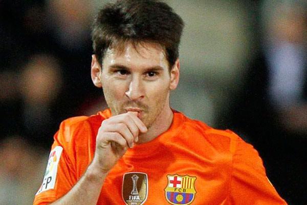 - Bir yılda oynanan resmi maçlarda en fazla gol atan 2. futbolcu! Lionel Messi, La Liga'nın 12. haftasında 11 Kasım 2012'de oynanan Mallorca maçında fileleri 2 kez havalandırdı ve 2012 yılında toplam 76 gole imza atmış oldu ve Neymar'ın kendisinden daha iyi futolcu olduğu iddia eden Futbolun efsane isimlerinden Pele'nin 75 gollük rekorunu da geçmiş oldu. Bu alandaki en istatistik ise Gerd Müller'e ait. Alman forvet 85 gol kaydetmişti 1972 yılında. 