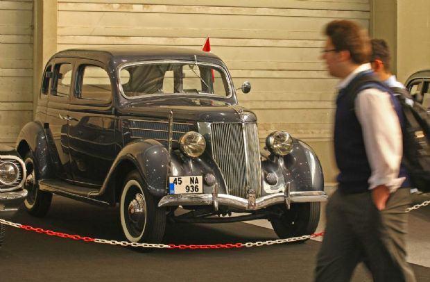 İnönü'nün cumhurbaşkanlığı döneminde kullandığı 1936 model makam aracı, İzmir'deki Otomobil, Hafif ve Ağır Ticari Araçlar Fuarı'nda sergileniyor. Dönemin en lüks aracı olan otomobile fuarda, vatandaşlar da yoğun ilgi gösteriyor.